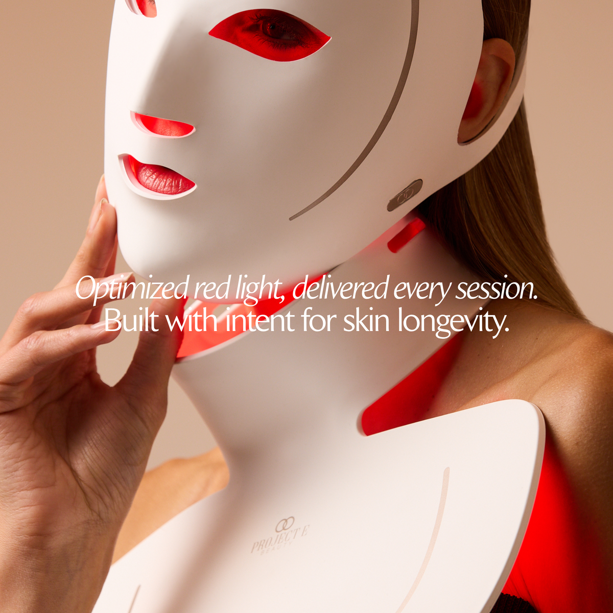 女士戴上亮起的 LumaLux Face+ V2 面颈面罩特写