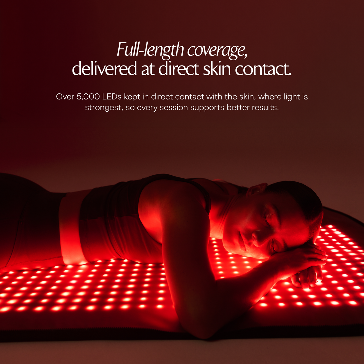 女士躺在亮起的 Restora LED 垫上的全身生活照